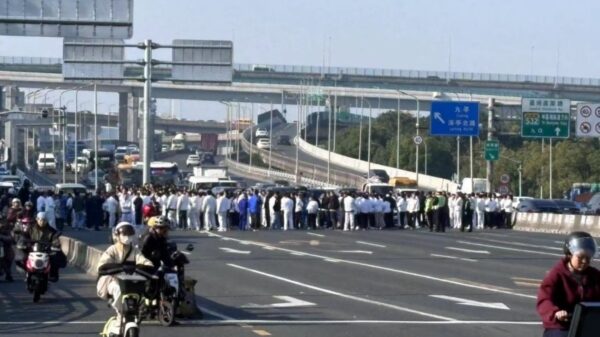 【動画あり】　「給料を払え！」　怒りの労働者集団が道で集団抗議し車が渋滞＝中国・上海