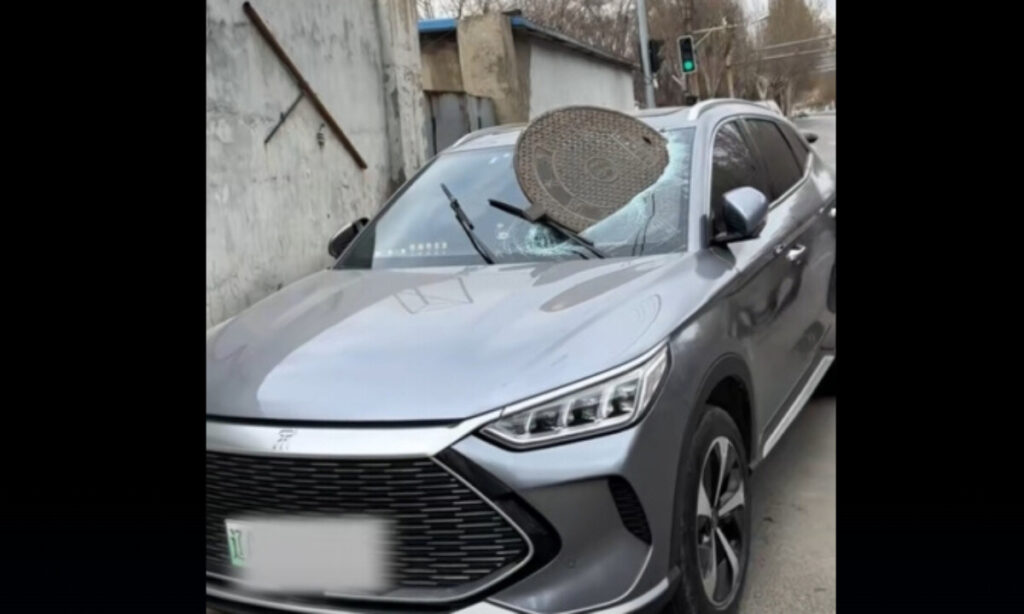 恐怖　飛んできたマンホール蓋が車のフロントガラスに突き刺さる＝中国遼寧省