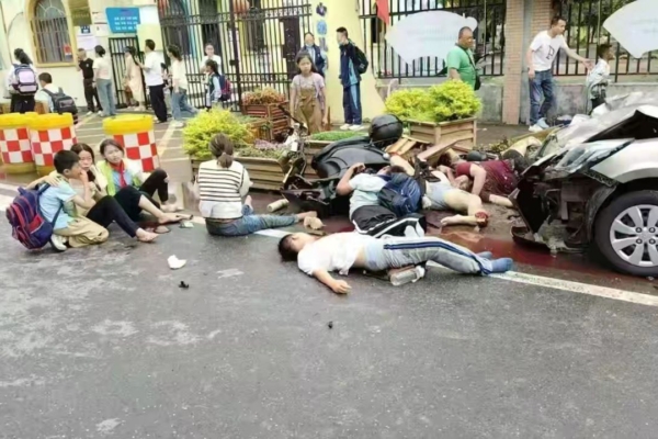 中国の小学校前で暴走車　「6人死亡」　あえて下校時間帯を狙ったもの【動画あり】