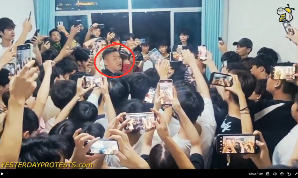 中国・広西チワン族自治区で学生ら数百人が校内で抗議デモ　虚偽の募集と学籍未登録で【動画あり】