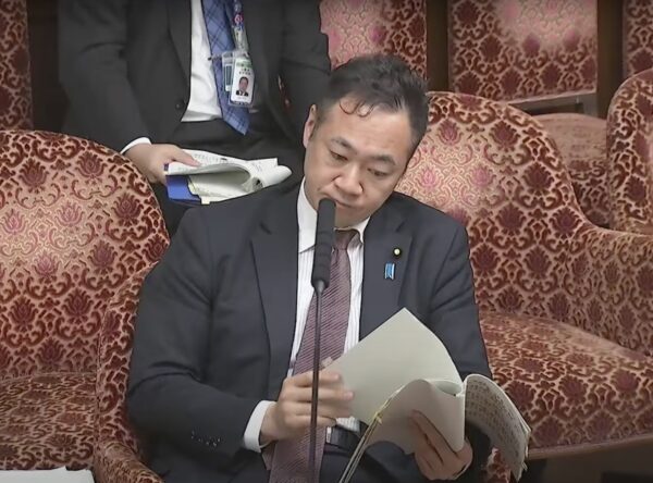 「帰化のほうが永住より容易なのはおかしい」　法相　制度の見直しに言及