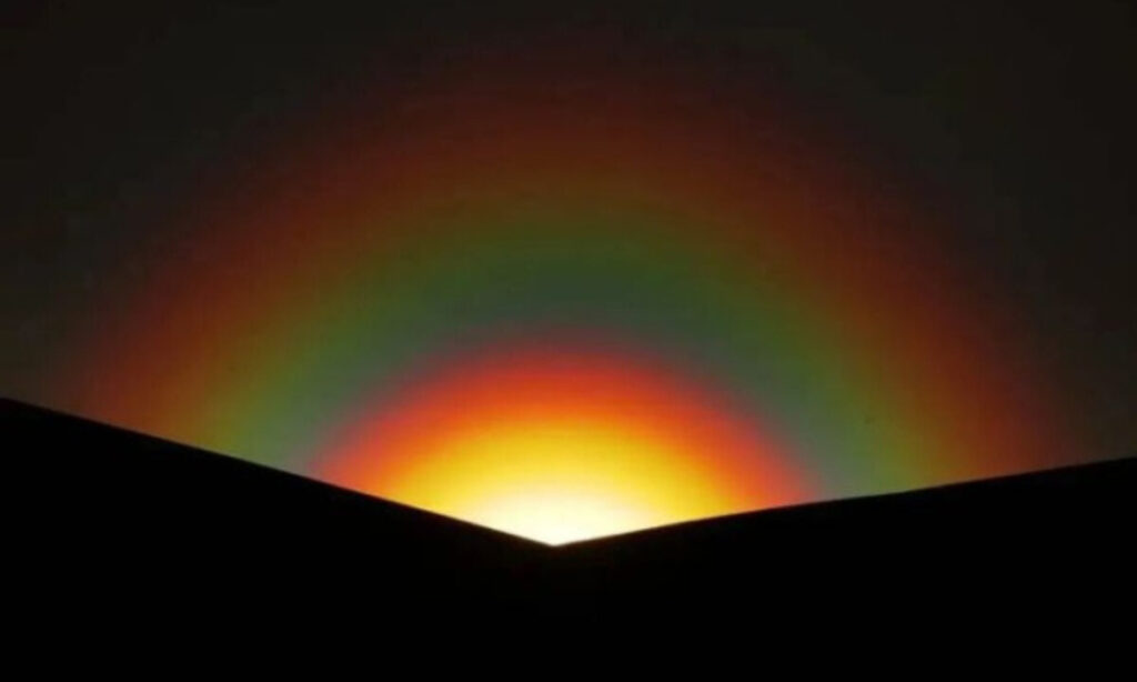 空を染める神秘のアーチ　中国・内モンゴルで 「夕虹（ゆうにじ）」