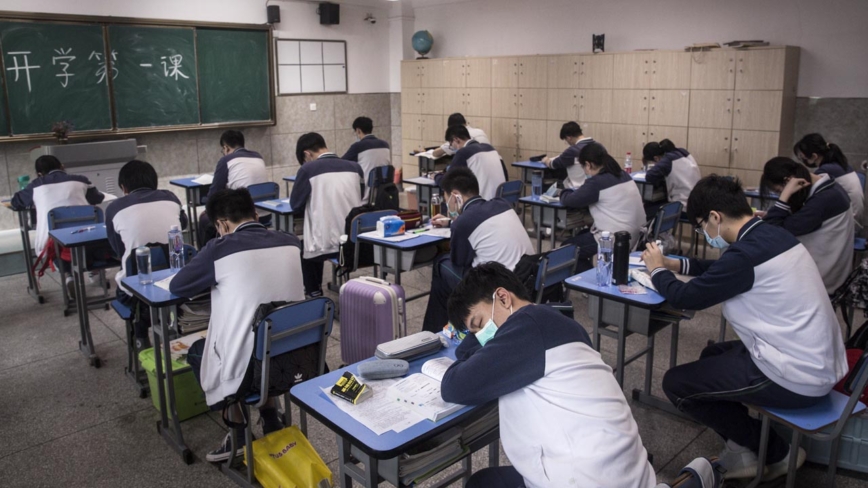 中国・河南省　スマホ没収が招いた惨劇？　「高校生が担任を刺殺」