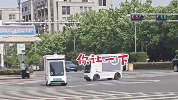 「ちょっとどいてよ！」　中国の無人宅配車　路上で「ケンカ」はじめる＝中国【動画あり】