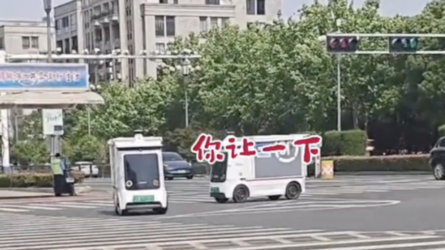 「ちょっとどいてよ！」　中国の無人宅配車　路上で「ケンカ」はじめる＝中国【動画あり】