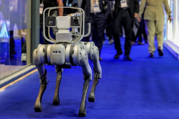 中国のロボ犬　米国内で監視リスク　議会が調査要請