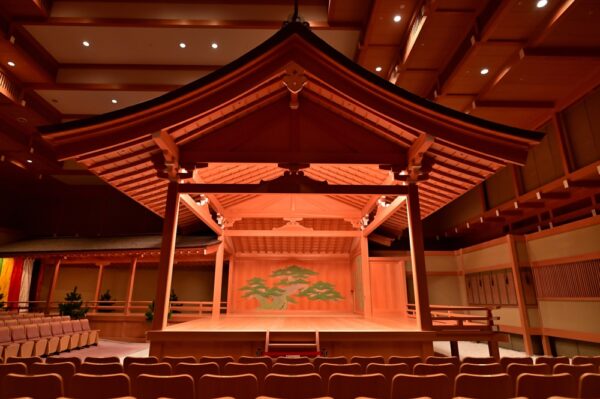 漫画「鬼滅の刃」が能狂言に　若い世代を魅了し異例の人気