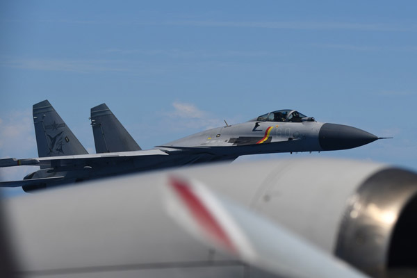 中共空母「山東」戦闘機が海自哨戒機に異常接近　駐日中共大使に「深刻な懸念」表明