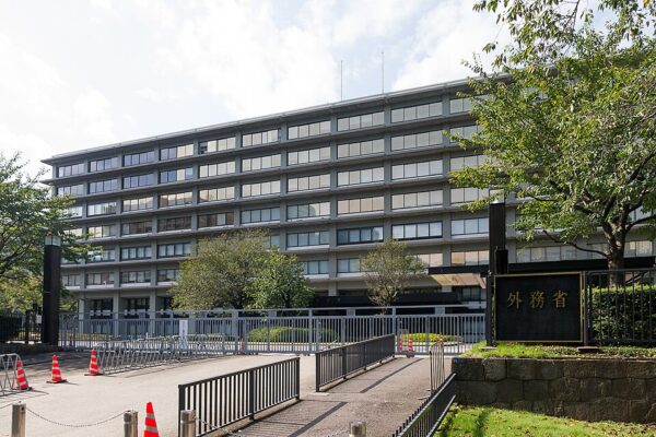 日本人16人がイランから退避　外務省がバスを手配