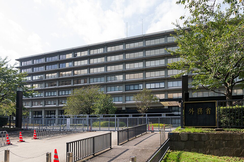 日本人16人がイランから退避　外務省がバスを手配