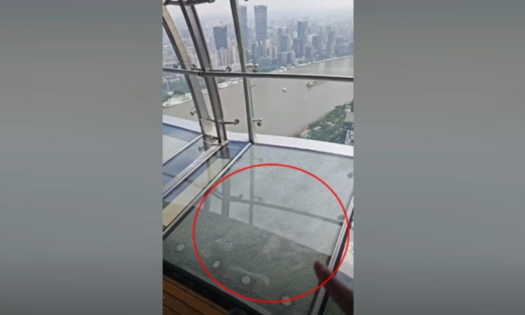 上海名物・テレビ塔の床ガラスが突如ひび割れ【動画あり】