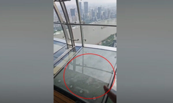上海名物・テレビ塔の床ガラスが突如ひび割れ【動画あり】