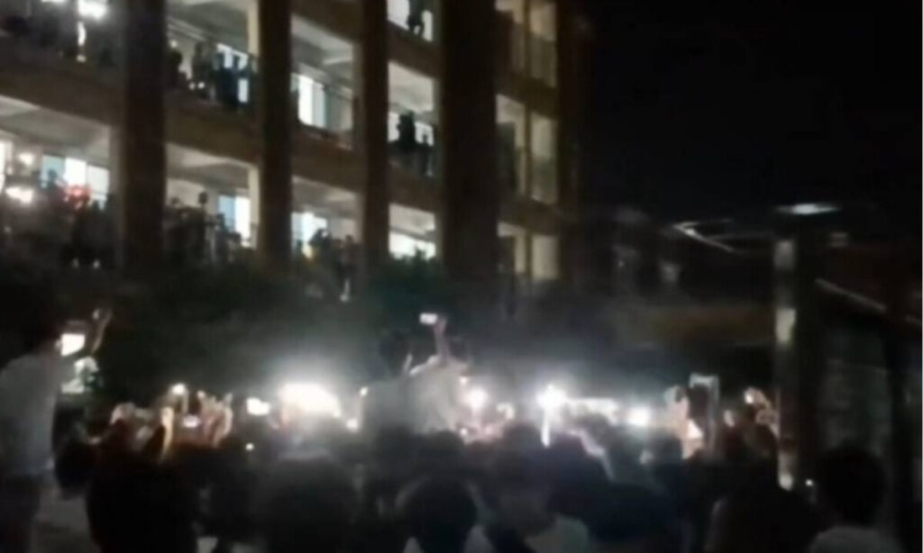 中国　卒業祝いイベントが警察沙汰に？　怒りの高校生3千人が警察車両を包囲・抗議【動画あり】