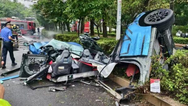 「のりで接着したのか！」　中国EV　滑って衝突して「二つに割れた」？【動画あり】