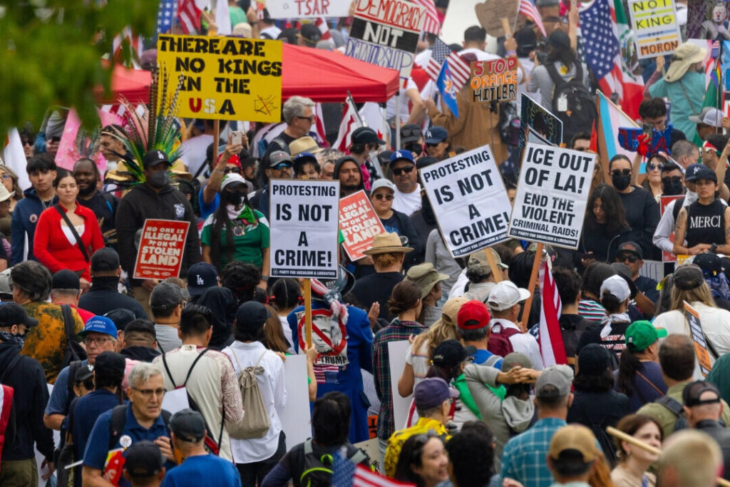 ノー・キングス（王様はいらない）全米各地でトランプ政権に抗議する集会