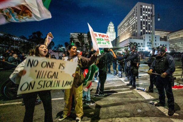 ロサンゼルスで移民摘発めぐり抗議激化　トランプ政権が州兵2000人派遣