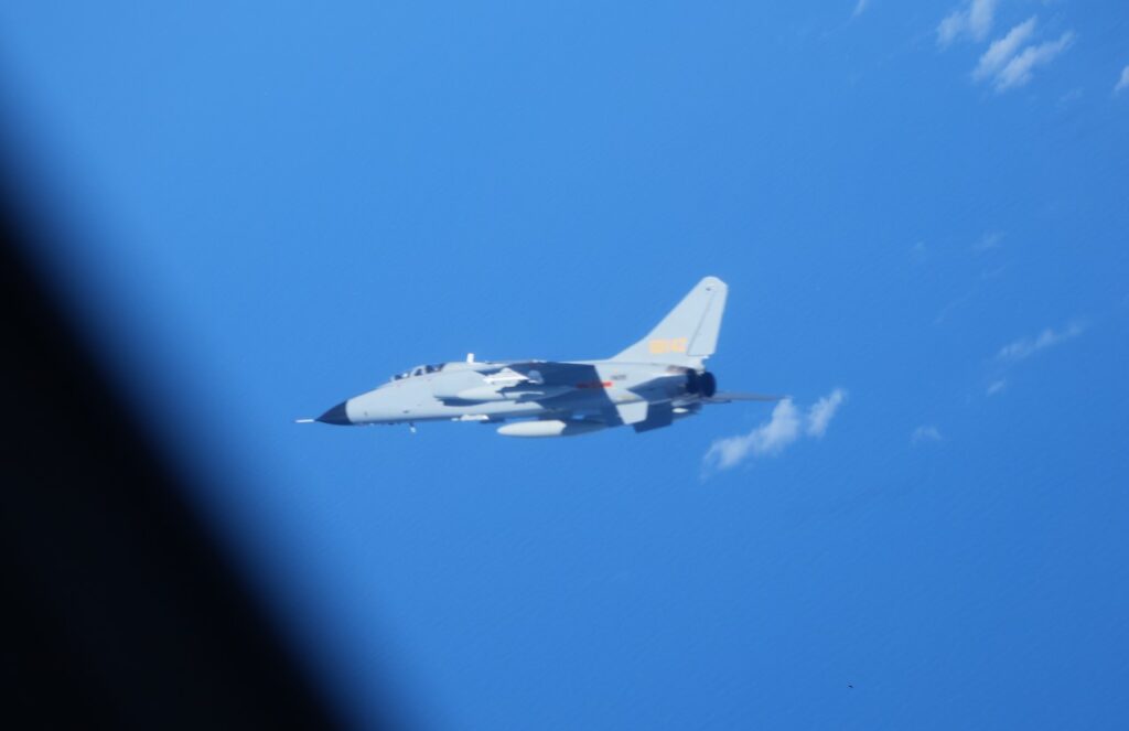中共軍機が東シナ海で自衛隊機に異常接近　防衛省が深刻な懸念
