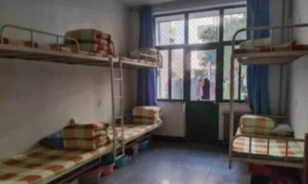 中国の大学寮は「冷房なし」　熱波に倒れる学生続出