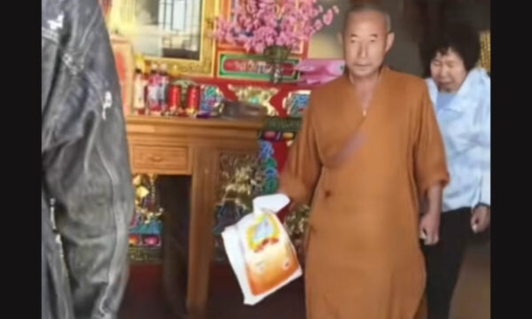 仏教聖地で供物を地面に叩きつけた僧侶　中国で「末法の世」が現実となる【動画あり】