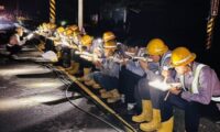ヘルメットのヘッドライトの灯りを頼りに路上で食事　電力復旧に奔走する台湾の作業員たち