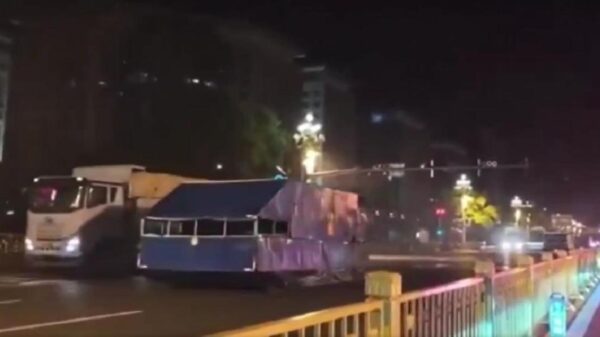 北京市中心部に「覆面戦車」の車列出現　高まる政局不安説【動画あり】