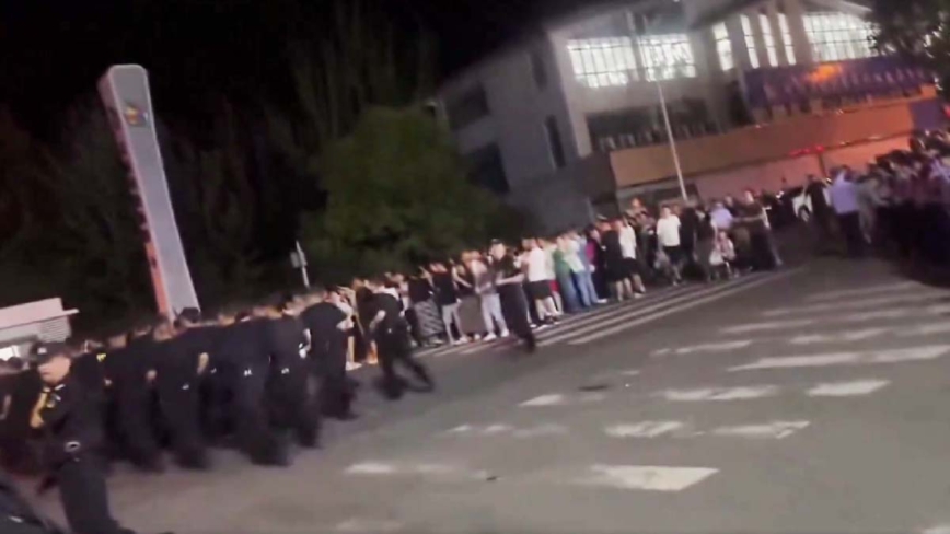 「園児集団鉛中毒」に怒る保護者が主要道路封鎖し抗議　中国【動画あり】