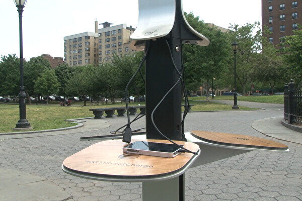 公共USBポートでスマホ充電はNG　米当局が注意喚起