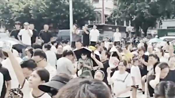 四川で数千人が学校のいじめに抗議　矛先は党首に向かう