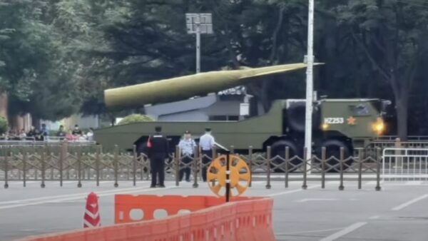 「抗日戦争勝利80年」軍事パレード 　権威の演出に振り回される北京　「最強国家」の影にあるビビり顔