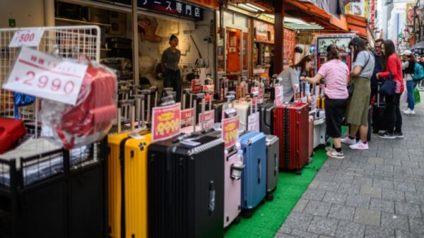 捨てられるスーツケース　爆買いの影で観光公害が深刻化