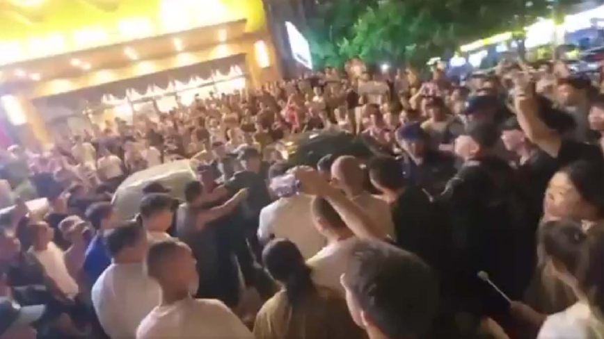 「立ち上がった市民！」　中国・武漢で千人抗議　公安の部隊を包囲【動画あり】