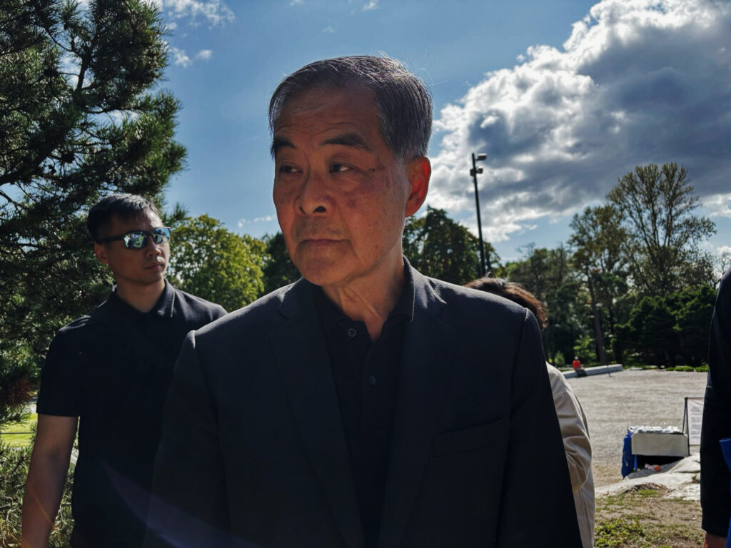 元香港長官・梁振英がフィンランドで法輪功学習者を脅迫　中共越境弾圧の実態