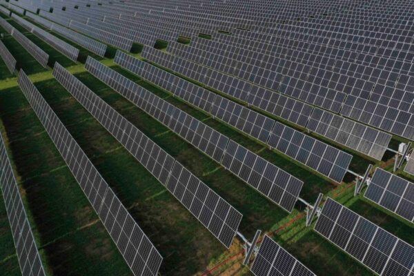 太陽光パネルの緑の幻想　農地を奪い環境と人権を壊す現実