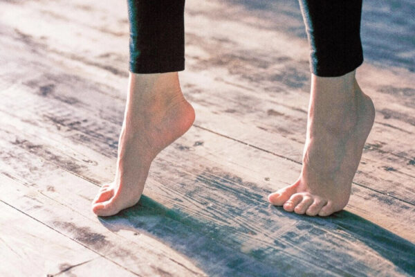 座りっぱなしでも軽やかに：脚のむくみを軽減する6つの簡単エクササイズ