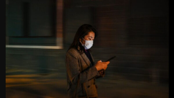 スマホ依存の代償　あなたの首も危ない？