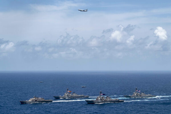 トランプ大統領　映像を公開　米軍が麻薬密輸船を撃沈　今月3度目