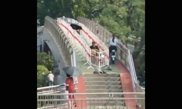 「反政府横断幕がそんなに怖いのか」　北京の歩道橋に「監視員専用スペース」新設【動画あり】