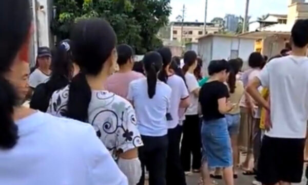 「給料を返せ！」靴工場従業員ら数百人が役所前で抗議　生産は全面停止＝中国