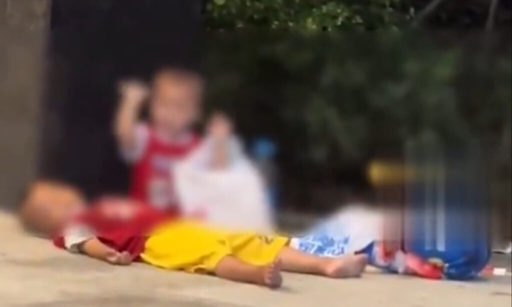 中国・深センの地下鉄出口に置き去りの幼子3人【動画あり】　