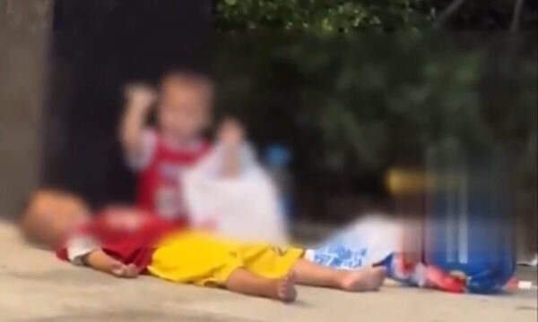 中国・深センの地下鉄出口に置き去りの幼子3人【動画あり】　