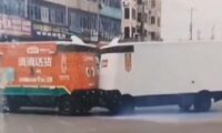 絶対譲らぬ機械たち　中国の無人宅配車が見せた珍光景【動画あり】