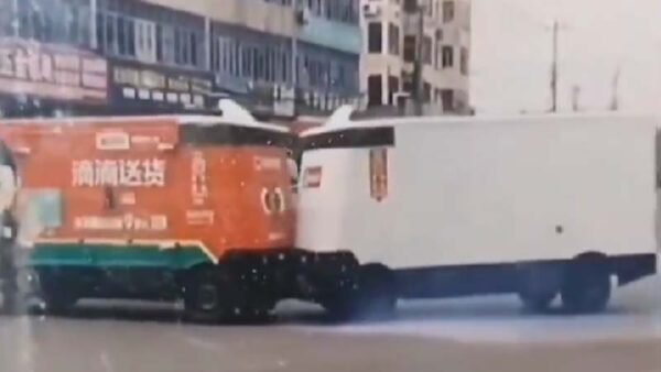 絶対譲らぬ機械たち　中国の無人宅配車が見せた珍光景【動画あり】