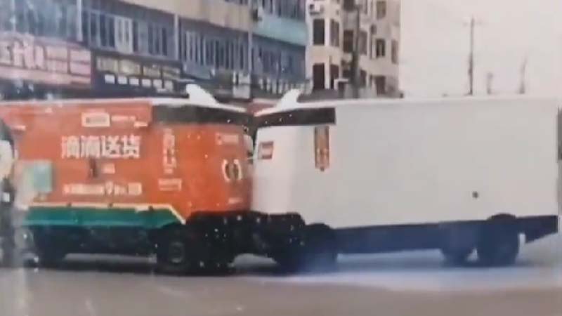 絶対譲らぬ機械たち　中国の無人宅配車が見せた珍光景【動画あり】
