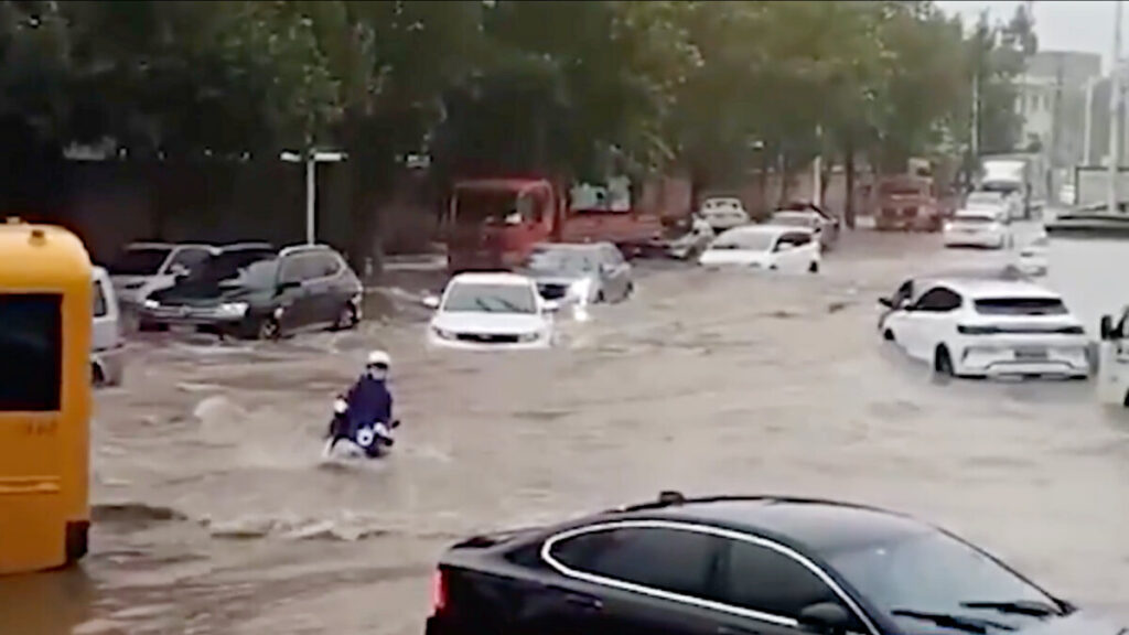 中国各地で豪雨が発生　都市部で浸水相次ぐ　北京では雹が被害もたらす