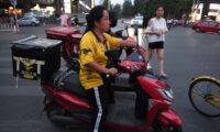 中国で急増する女性配達員　生活苦が押し出す過酷な現実