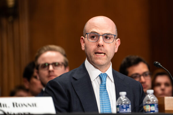 スティーブン・ミラン氏がFRB理事に就任　米上院が承認し利下げ観測強まる