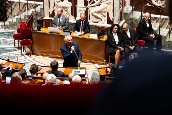 フランス首相　信任投票で敗北し辞任へ