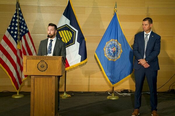 FBI　チャーリー・カーク銃撃事件でライフル回収　容疑者は大学生程度の年齢か