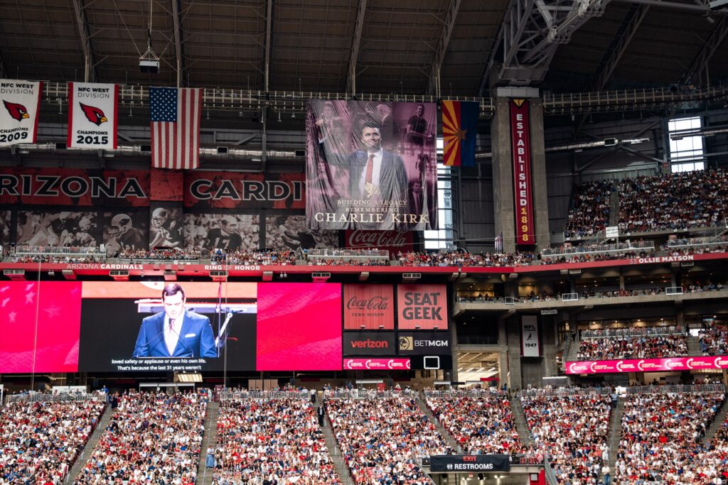 チャーリー・カーク氏を偲ぶ20万人　トランプ閣僚らが信念を語る