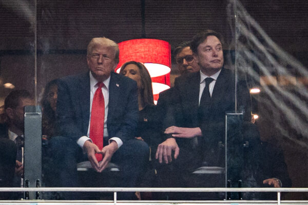 トランプ氏とマスク氏が再び手を組み　連邦機関でGrok AI導入